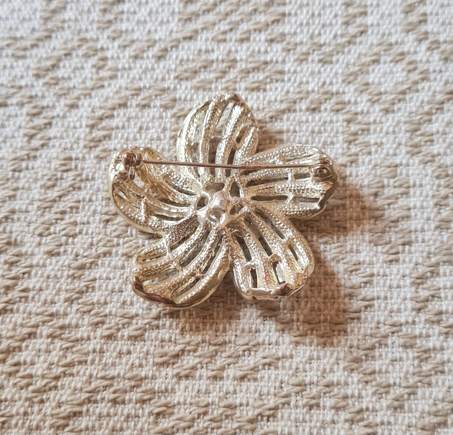 Spilla a forma di fiore con cristalli e montatura argentata