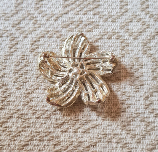 Spilla a forma di fiore con cristalli e montatura argentata