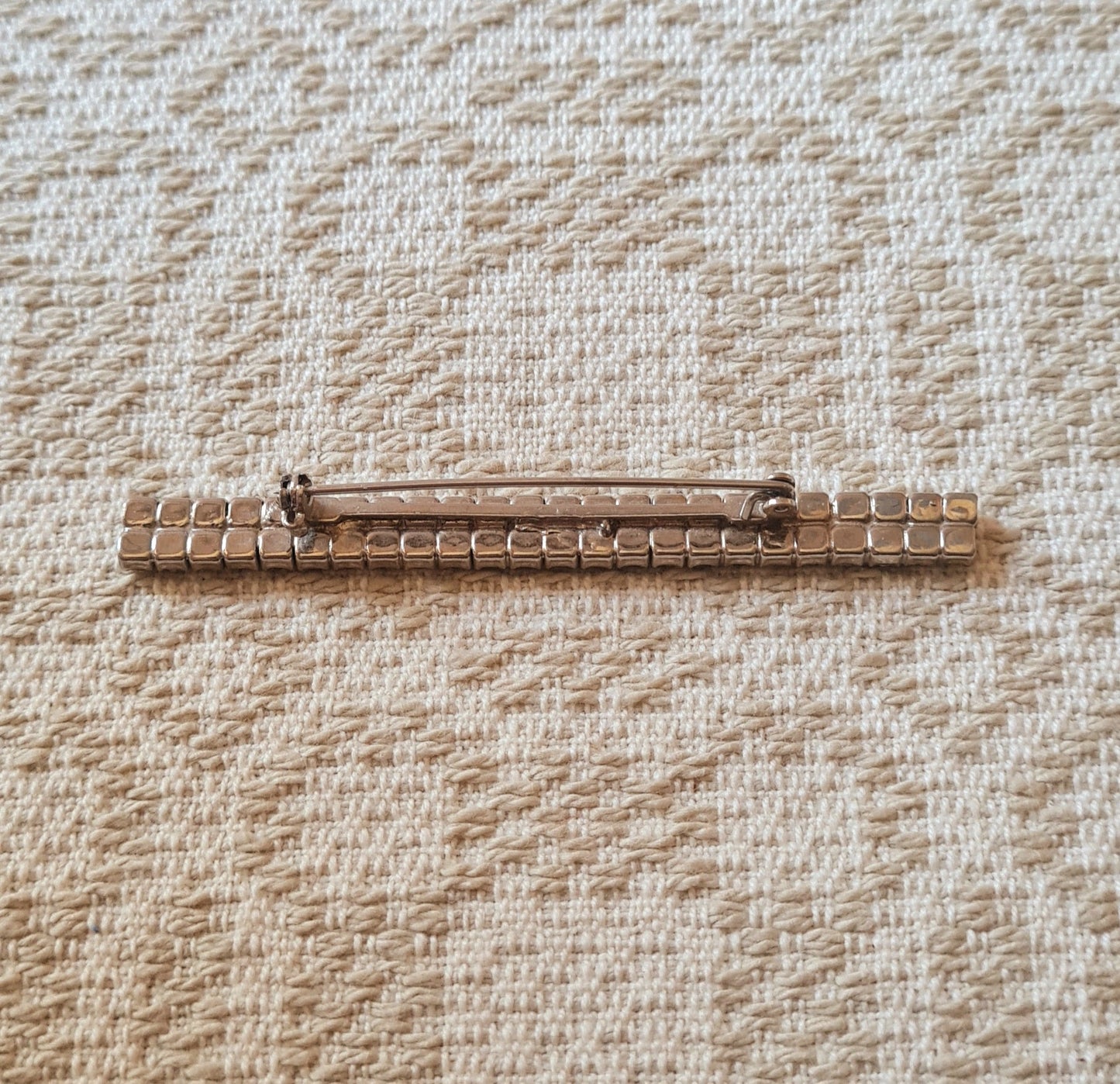 Spilla con pietre azzurre e bianche montatura color argento elegante e raffinata