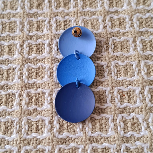 Orecchini con verniciatura soft-touch - tre sfumature di azzurro/blu