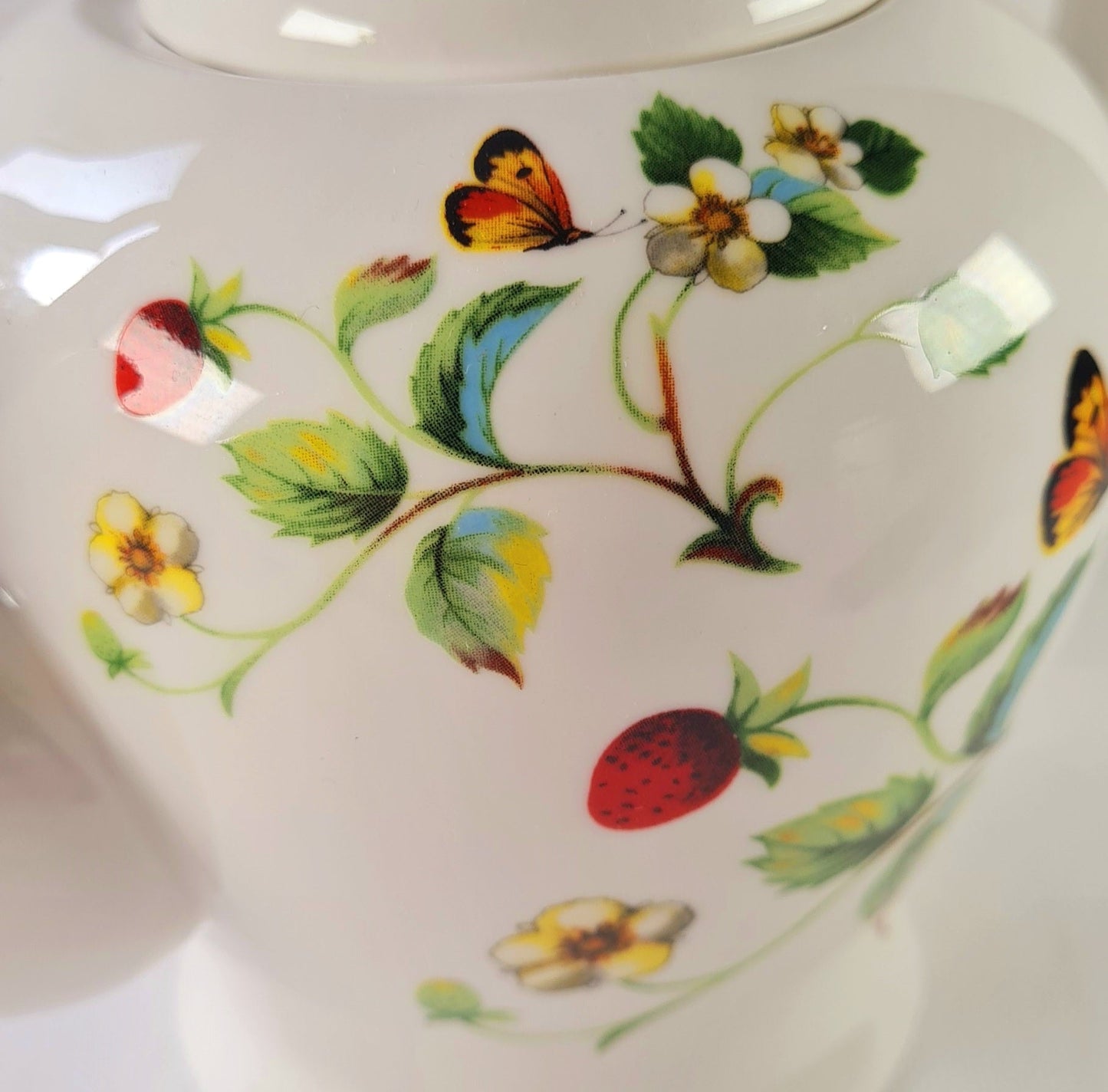 White teapot flowers