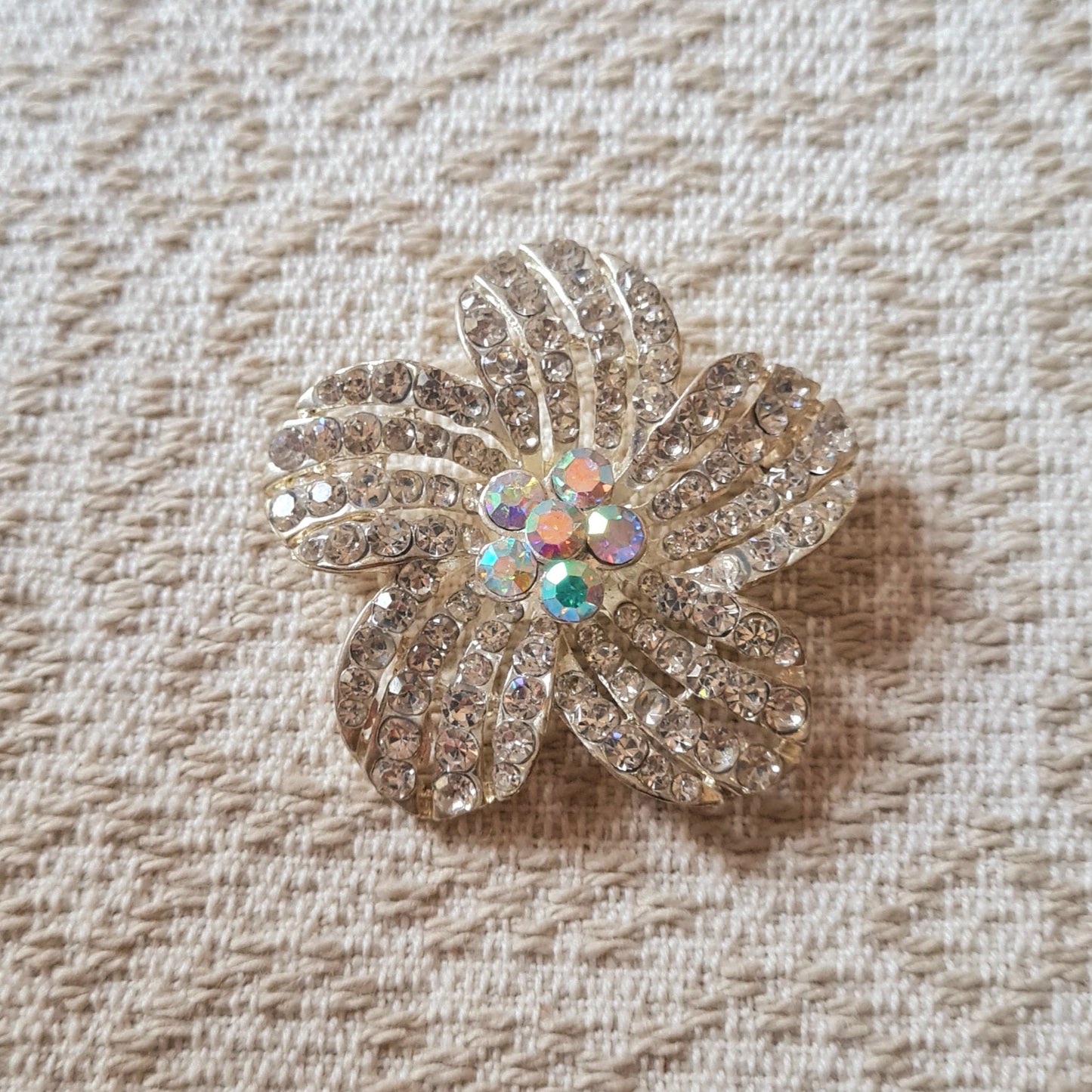 Spilla a forma di fiore con cristalli e montatura argentata