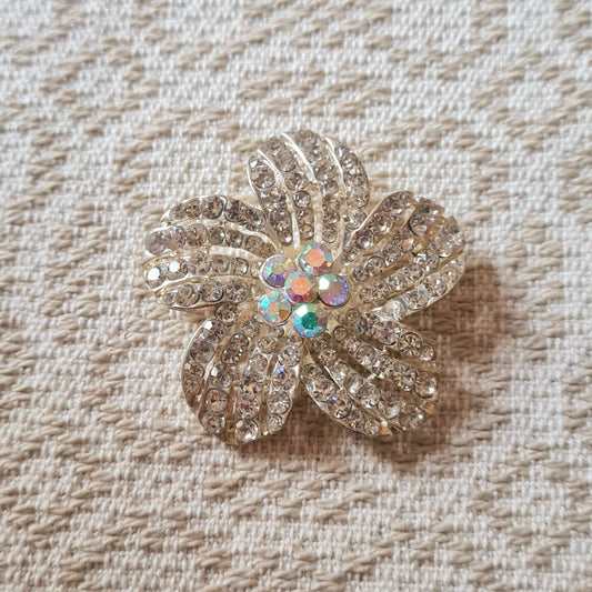 Spilla a forma di fiore con cristalli e montatura argentata