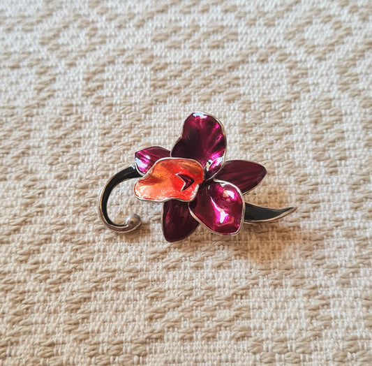 Spilla a forma di fiore con petali bordeaux, montatura argento.