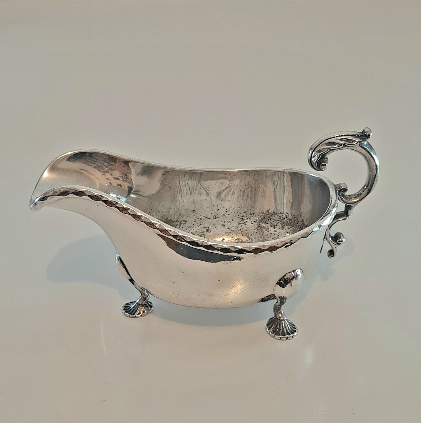 Salsiera Sheffield con 3 piedini e manico finemente lavorato