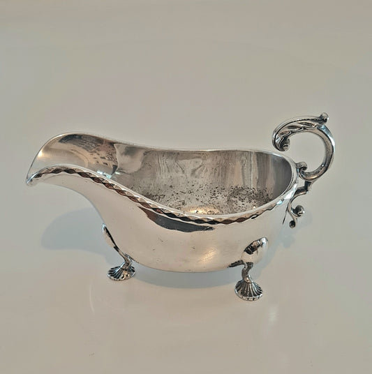 Salsiera Sheffield con 3 piedini e manico finemente lavorato