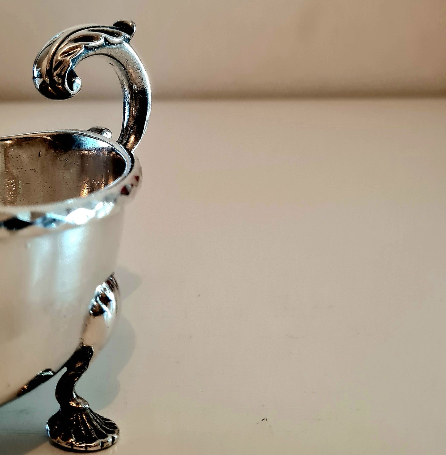 Salsiera Sheffield con 3 piedini e manico finemente lavorato