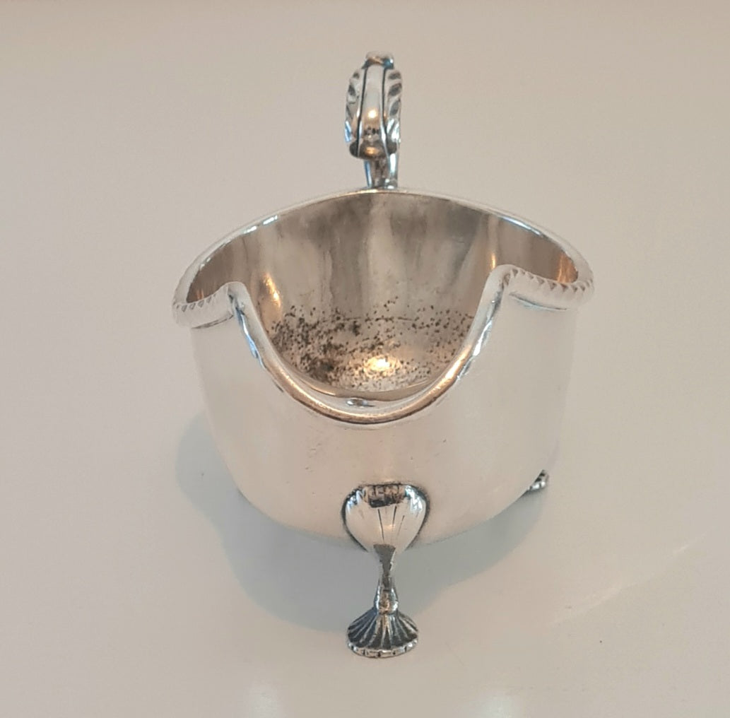 Salsiera Sheffield con 3 piedini e manico finemente lavorato