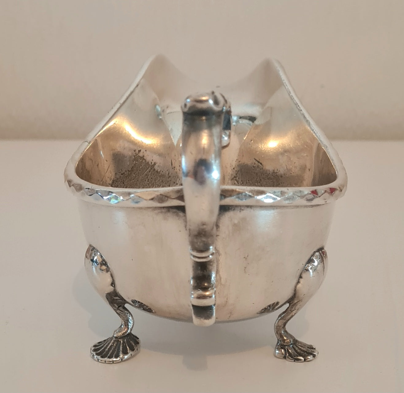 Salsiera Sheffield con 3 piedini e manico finemente lavorato