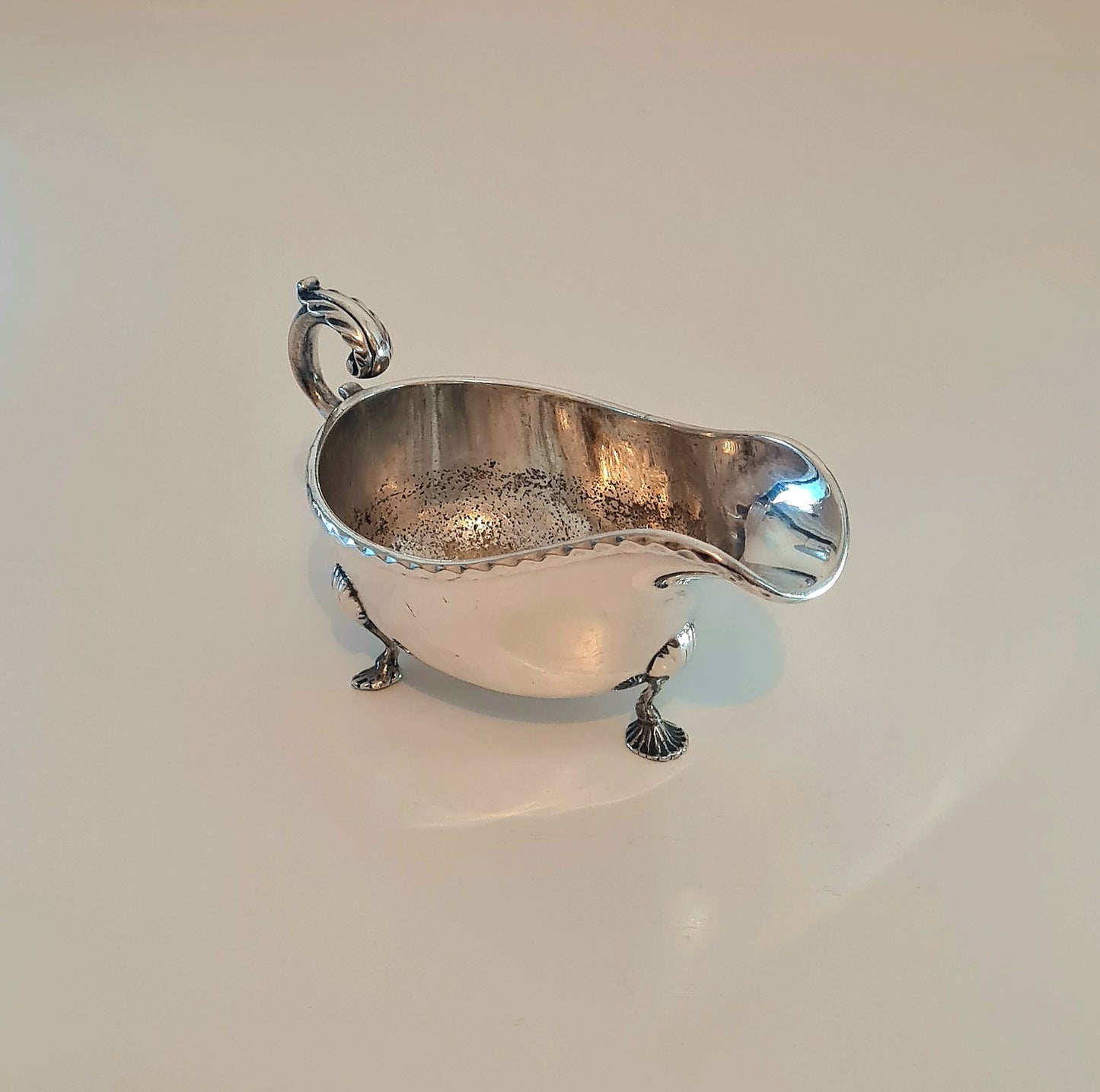 Salsiera Sheffield con 3 piedini e manico finemente lavorato