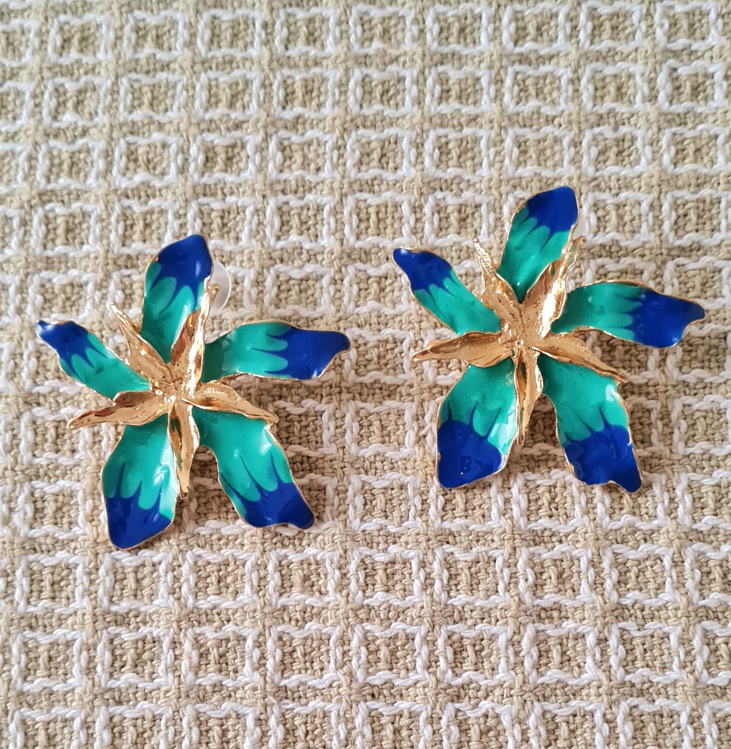 Statement earrings dorati con laccatura blu e turchese