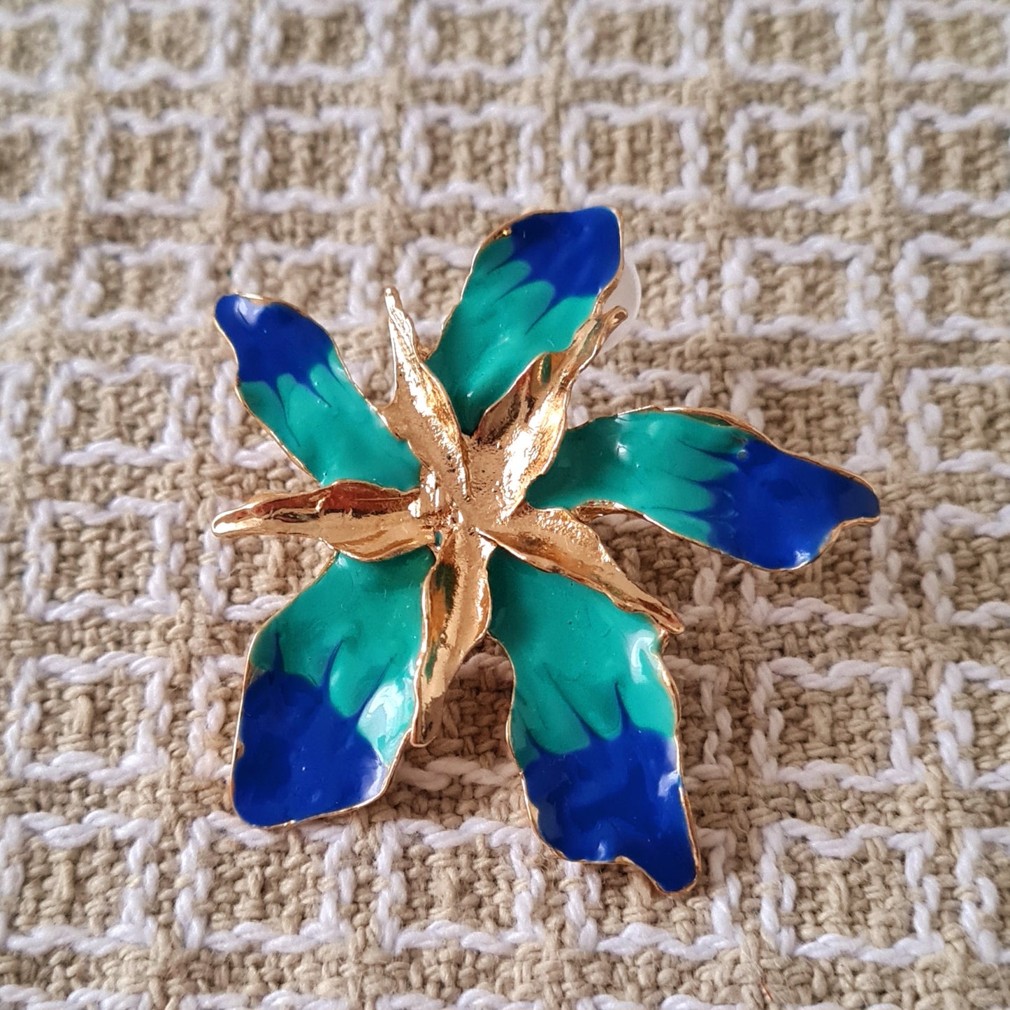 Statement earrings dorati con laccatura blu e turchese