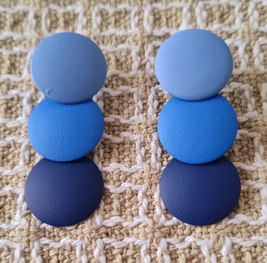Orecchini con verniciatura soft-touch - tre sfumature di azzurro/blu