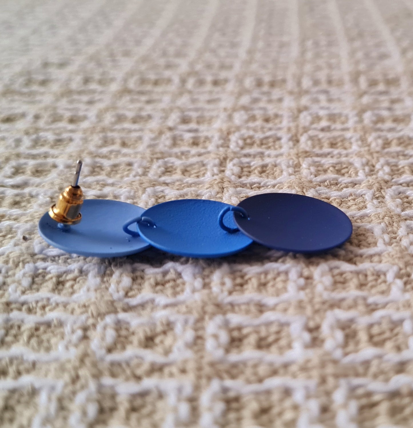 Orecchini con verniciatura soft-touch - tre sfumature di azzurro/blu