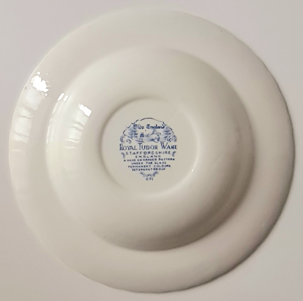 6 piatti fondi Royal Tudor Ware - "Olde England"