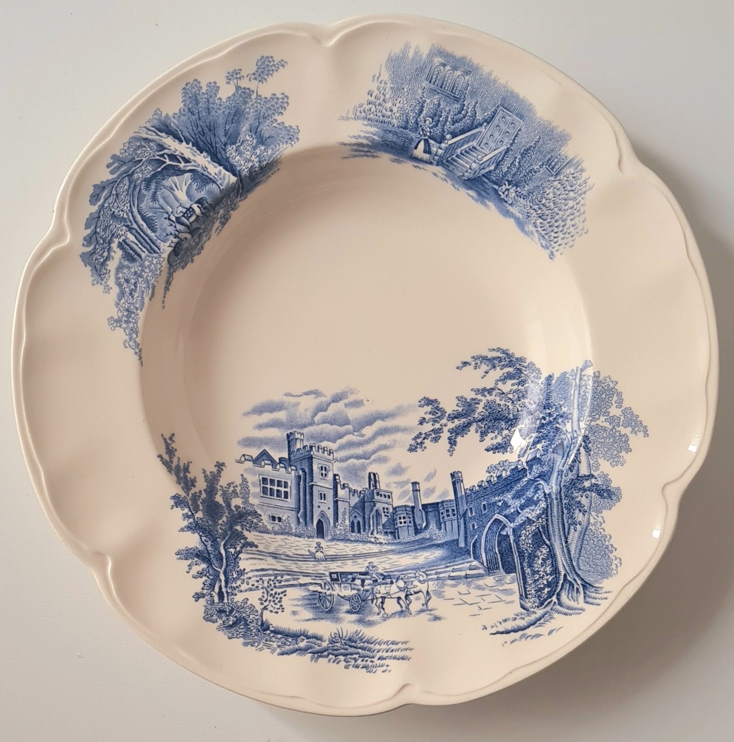 8 piatti fondi Johnson Bros - "Haddon Hall"